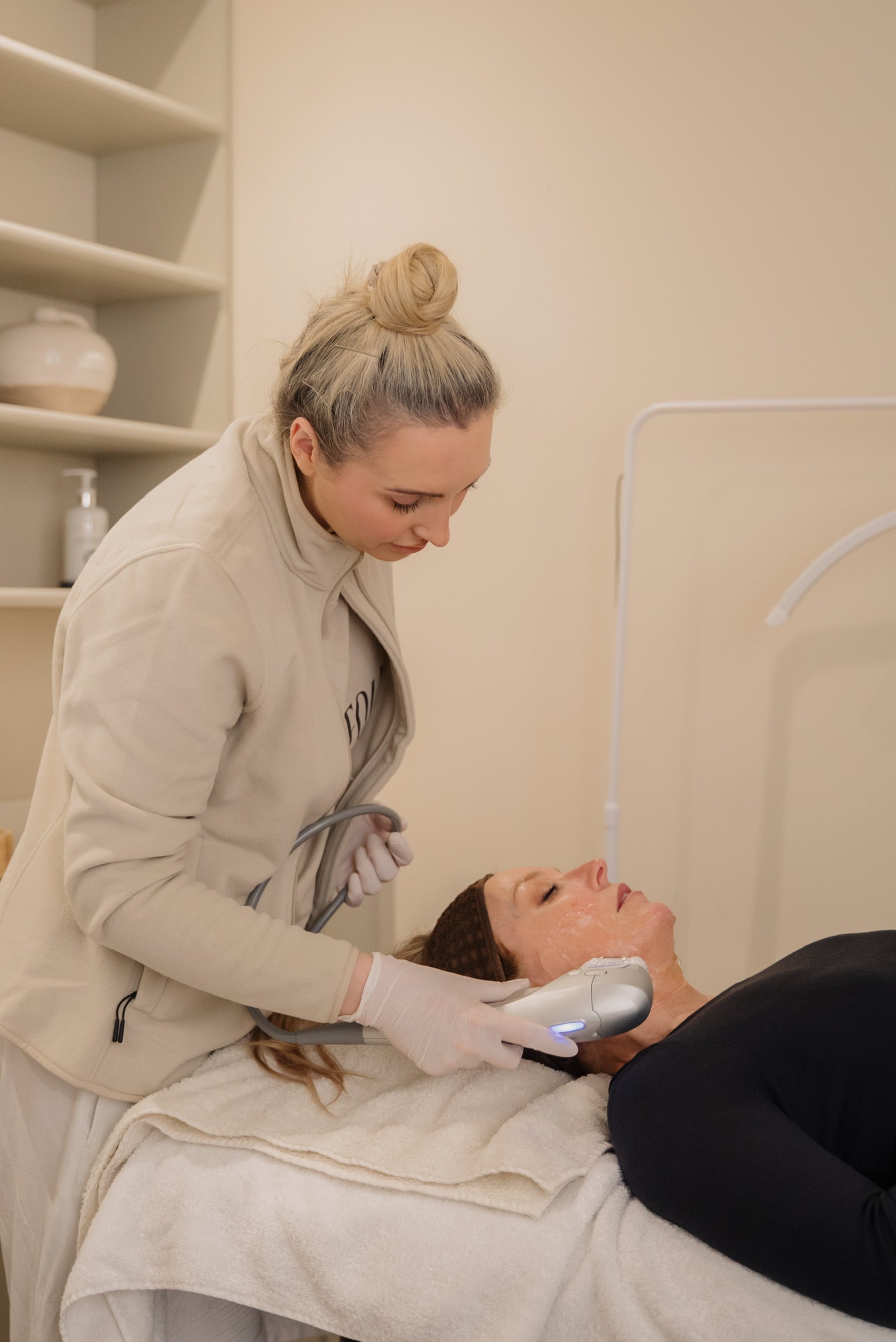 HIFU facial lifting treatment using ultrasound device to contour jawline and tighten skin