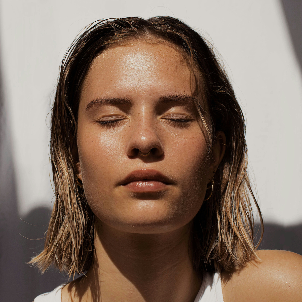 Woman in sunlight, Skinfolk
